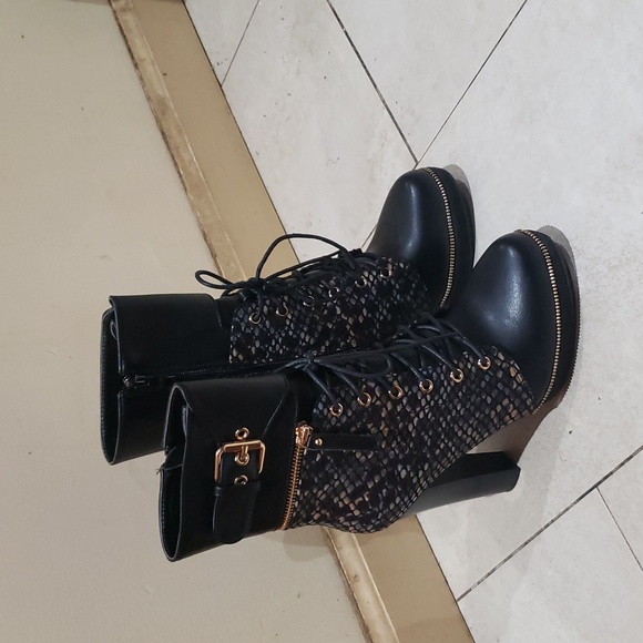 New Italina 4.5 inch black python snake bootie...size 7. - Picture 4 of 13